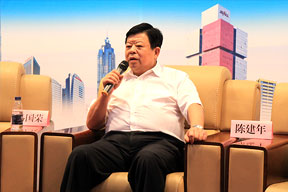 江蘇南通二建集團(tuán)有限公司董事長陳建年回答參會代表的提問