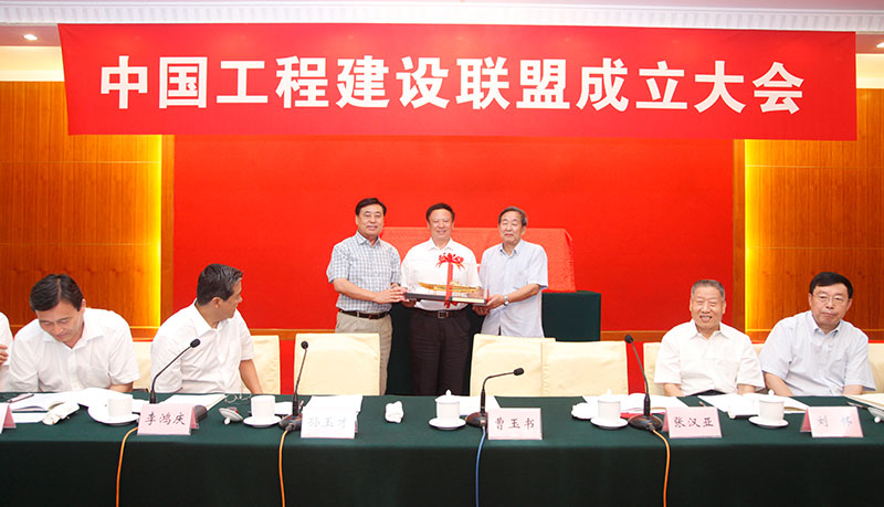 ?中國電力建設企業(yè)協(xié)會為中國工程建設聯(lián)盟增送航母模型