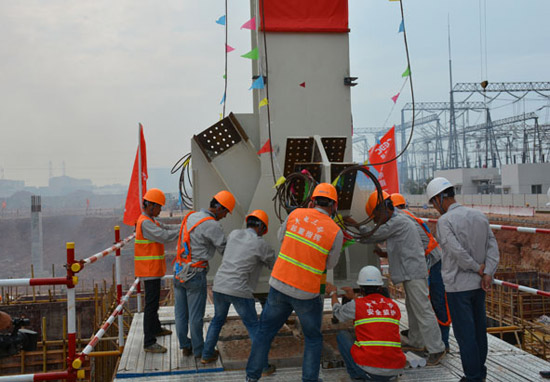 中國(guó)能建安徽電建一公司承建兩臺(tái)百萬(wàn)機(jī)組鍋爐鋼架同日吊裝