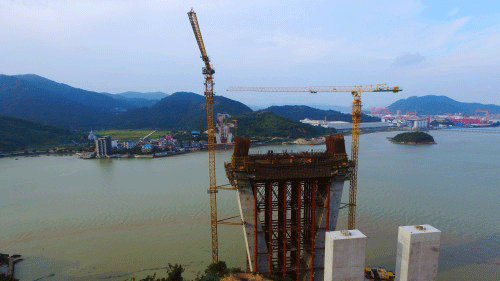中交第一公路工程局國(guó)內(nèi)跨徑最大“塔梁墩固結(jié)”體系斜拉橋長(zhǎng)門(mén)特大橋南塔“塔梁墩固結(jié)段”順利澆筑完成