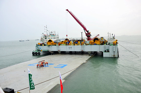 港珠澳大橋海底隧道深槽區(qū)首個非標(biāo)準(zhǔn)沉管安裝成功