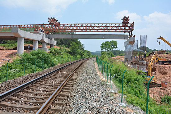 黃山市G205國(guó)道改建項(xiàng)目上跨皖贛線架梁施工順利完成