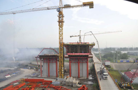 武漢青山長(zhǎng)江大橋北岸引橋澆筑施工 2019年將建成通車