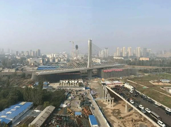 中鐵二十局集團(tuán)公司承建的世界最大的荷澤丹陽(yáng)立交橋成功轉(zhuǎn)體