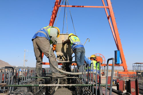 國道242甘臨一級公路首片空心板預(yù)制施工照片 