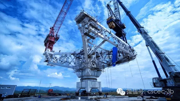 中建三中建三局全球首創(chuàng)超高層建筑“多吊機(jī)廻轉(zhuǎn)平臺(tái)”