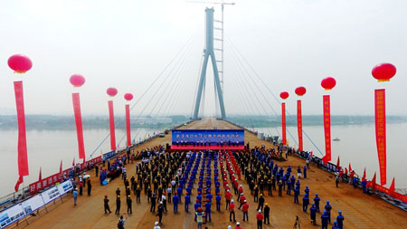 中交二航局第五工程分公司長(zhǎng)江上最寬大橋—武漢沌口長(zhǎng)江公路大橋勝利合龍